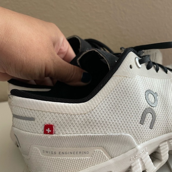 On Running Women’s Sneakers 8.5 Black and White - Picture 3 of 6